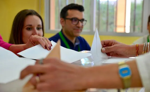 Votación, hoy, en una de las mesas del colegio Nuestra Señora de las Angustias.