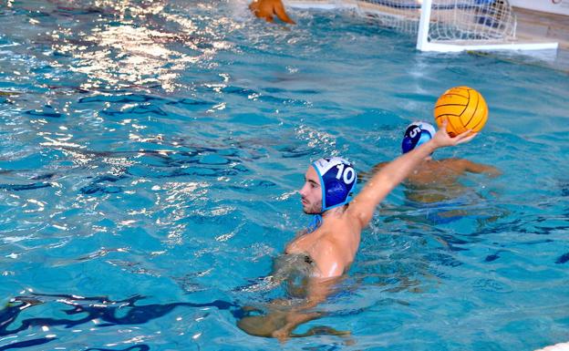 Jugada del Waterpolo Huétor Vega en un partido en la piscina de Inacua.