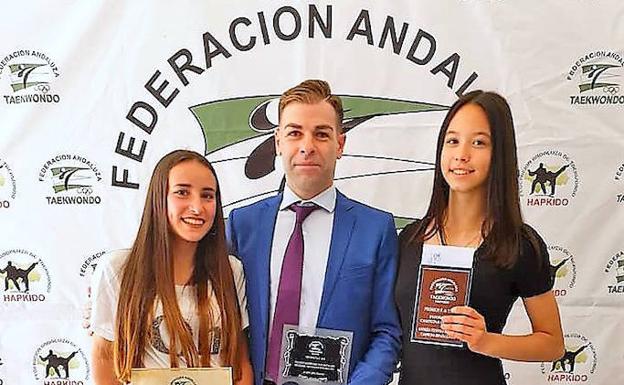 Imagen principal - (1) Rubén Hita y sus alumnas, en la gala de la Federación Andaluza de Taekwondo. (2) La escuela hueteña, terceros en la competición autonómica. (3) Teo Glodeanu, con España en el Open de Bélgica.