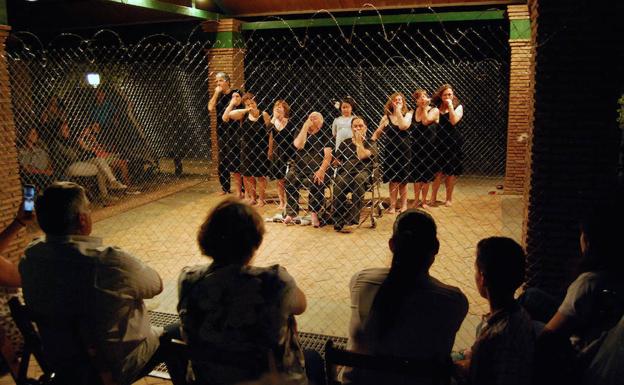 El grupo teatral Amindra, en una representación en el barrio de San Miguel.