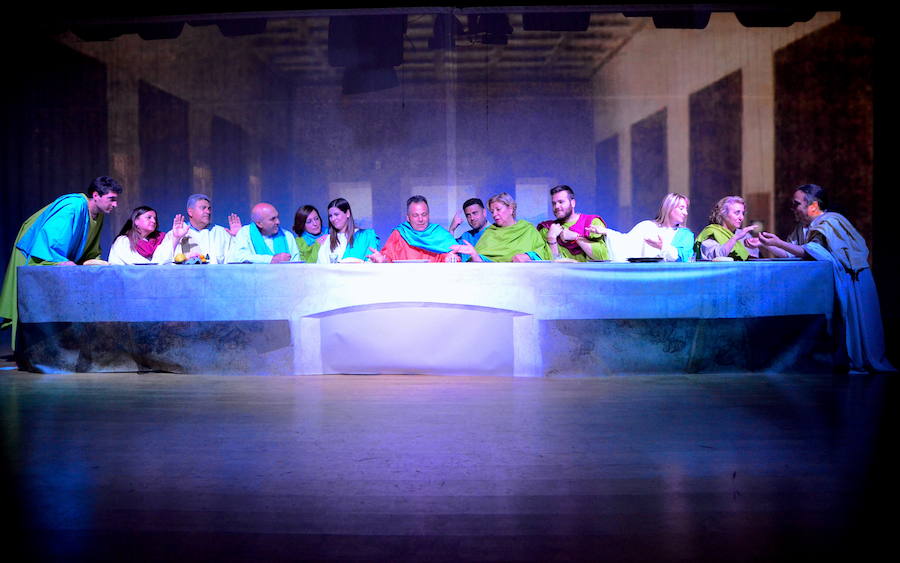 Los ediles despiden el mandato representando a los personajes de la obra de Leonardo da Vinci. 