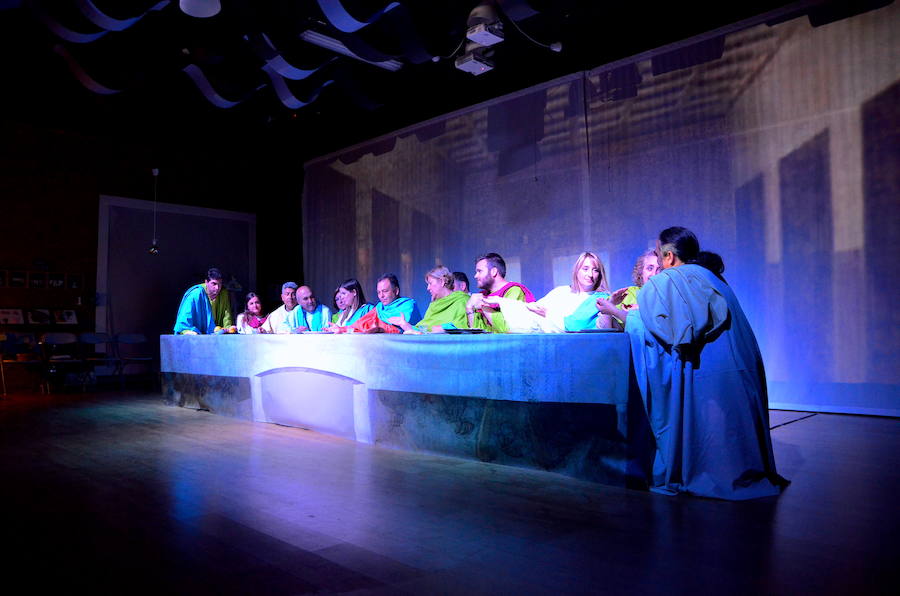 Los ediles despiden el mandato representando a los personajes de la obra de Leonardo da Vinci.