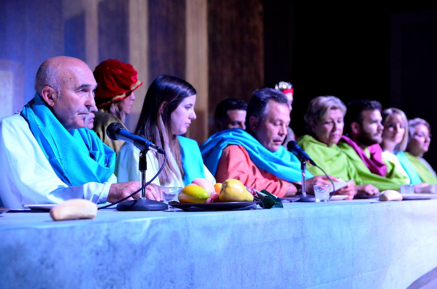 Los ediles despiden el mandato representando a los personajes de la obra de Leonardo da Vinci.