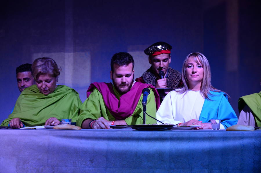 Los ediles despiden el mandato representando a los personajes de la obra de Leonardo da Vinci. 