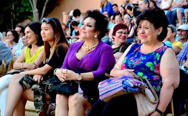 Meterse a los asistentes en el bolsillo fue la proeza de estos intrépidos del humor.