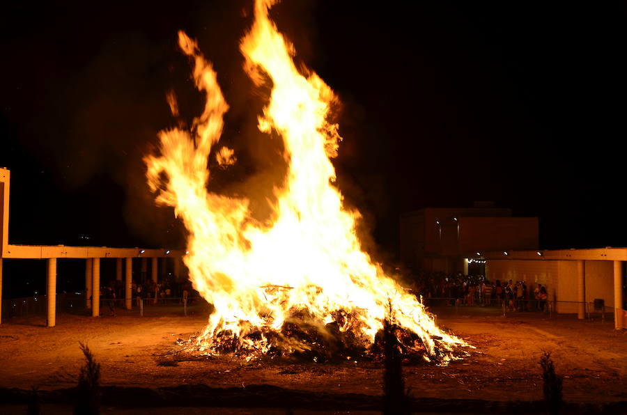 El Recinto Ferial ha acogido la hoguera más alta del área metropolitana.
