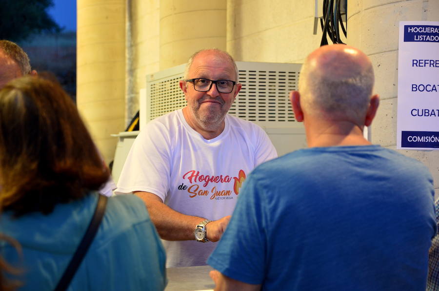 El Recinto Ferial ha acogido la hoguera más alta del área metropolitana.