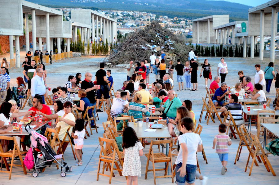 El Recinto Ferial ha acogido la hoguera más alta del área metropolitana.
