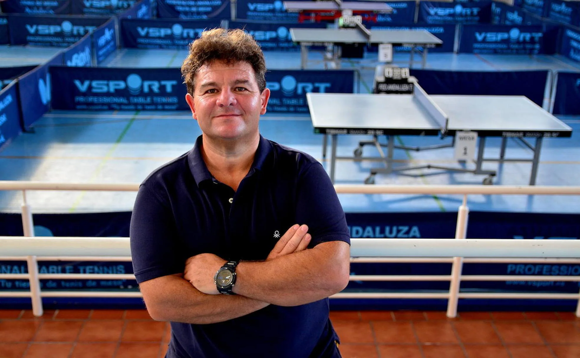 Manuel Jesús Valverde, junto a las mesas preparadas para el Torneo San Roque, en el polideportivo La Libertad.