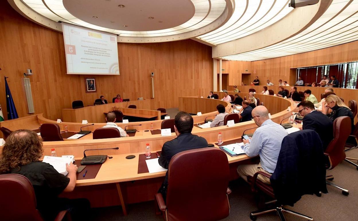 Reunión de los alcaldes y alcaldesas del área metropolitana en la sede de la Diputación de Granada.