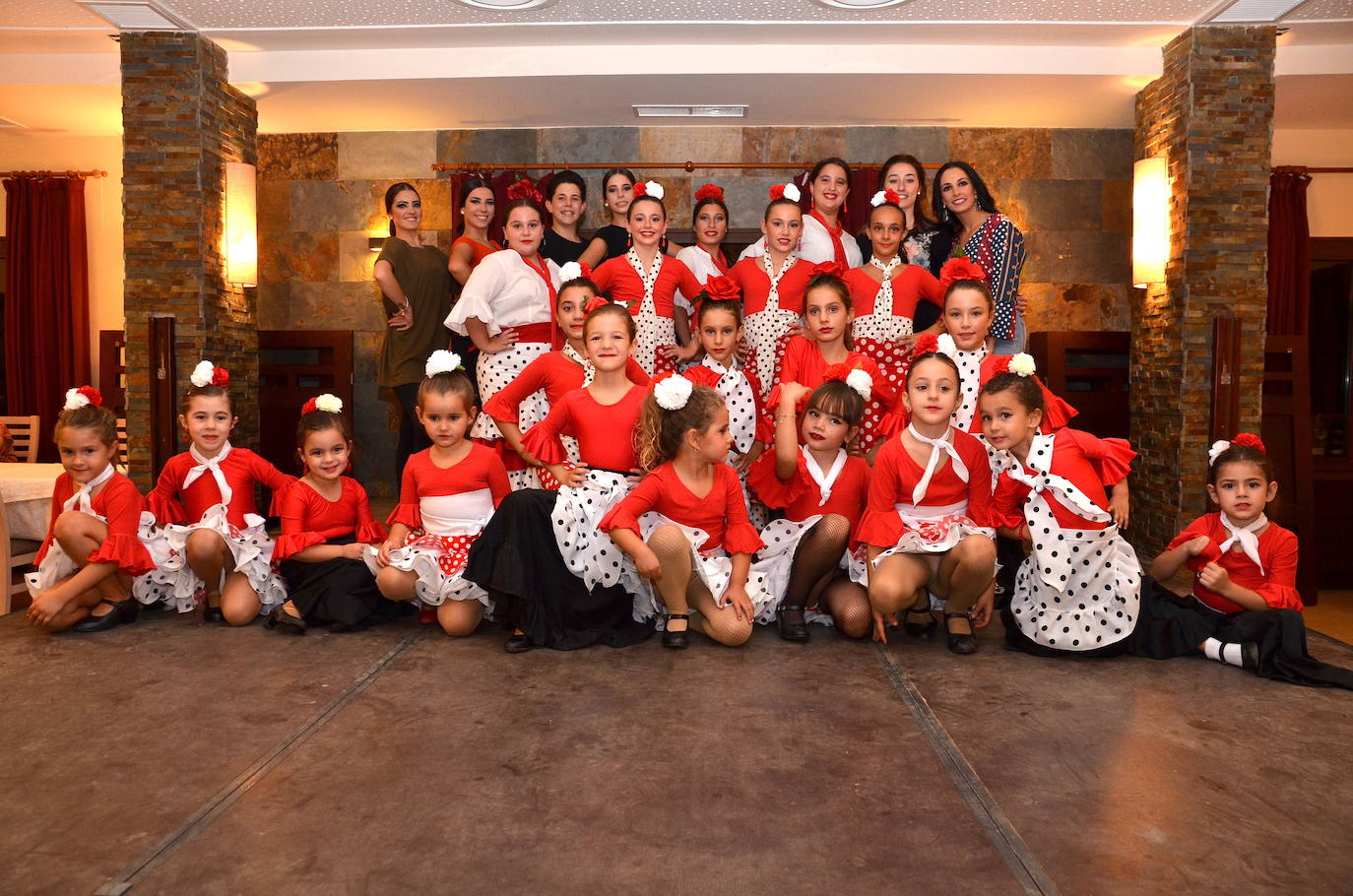 El barrio brindó por sus fiestas en Monte Vélez con baile flamenco