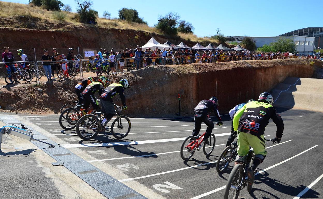 Gran ambiente en el nuevo circuito de BMX de Huétor Vega este domingo.
