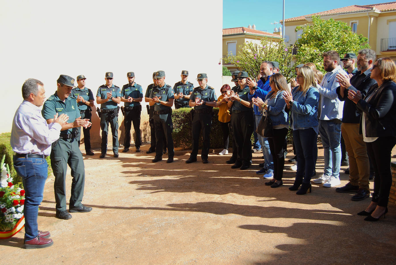 El alcalde del municipio, Mariano Molina, y el jefe del puesto principal de la Guardia Civil de La Zubia, el teniente José Manuel Martínez, han depositado un ramo de flores en el lugar en el que sucedieron los hechos