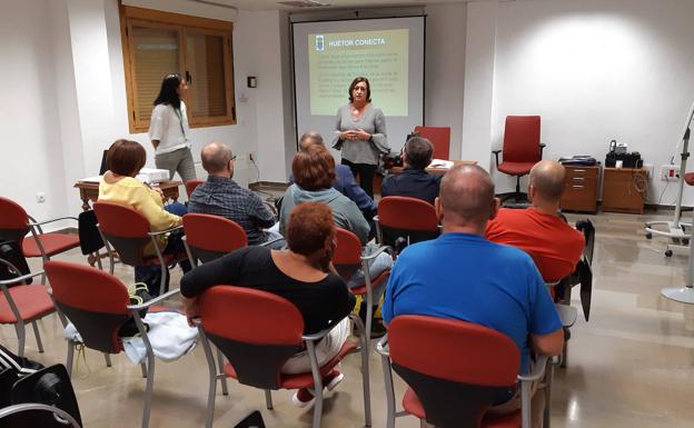 La concejala Elisa González Pedraza, explicando la iniciativa en La Nava.