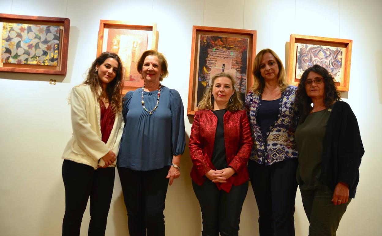 El colectivo Grup 0+, durante el estreno, esta tarde en el Palacio de Niñas Nobles de Granada.