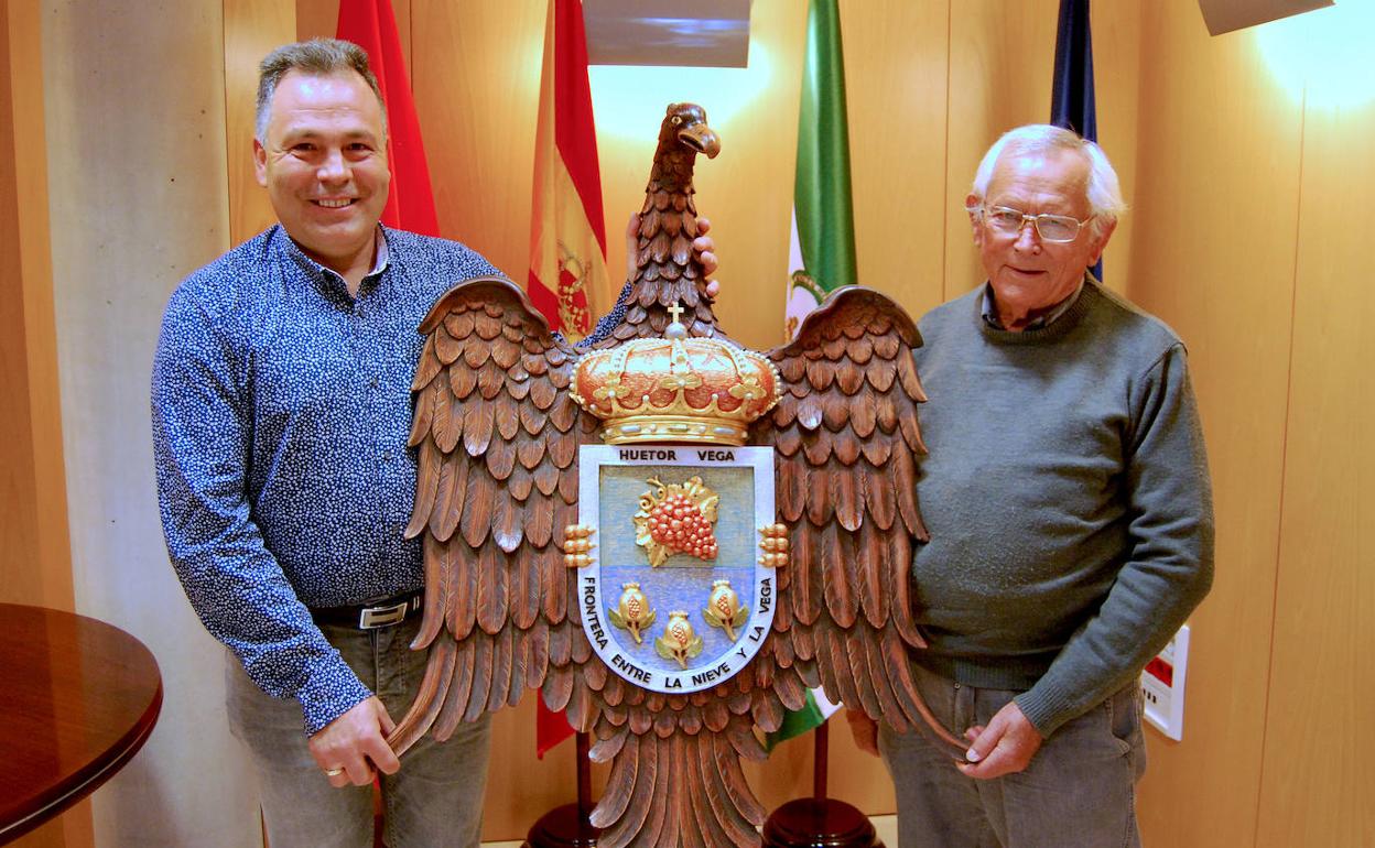 Mariano Molina, alcalde de Huétor Vega, muestra el escudo con Antonio Velázquez.