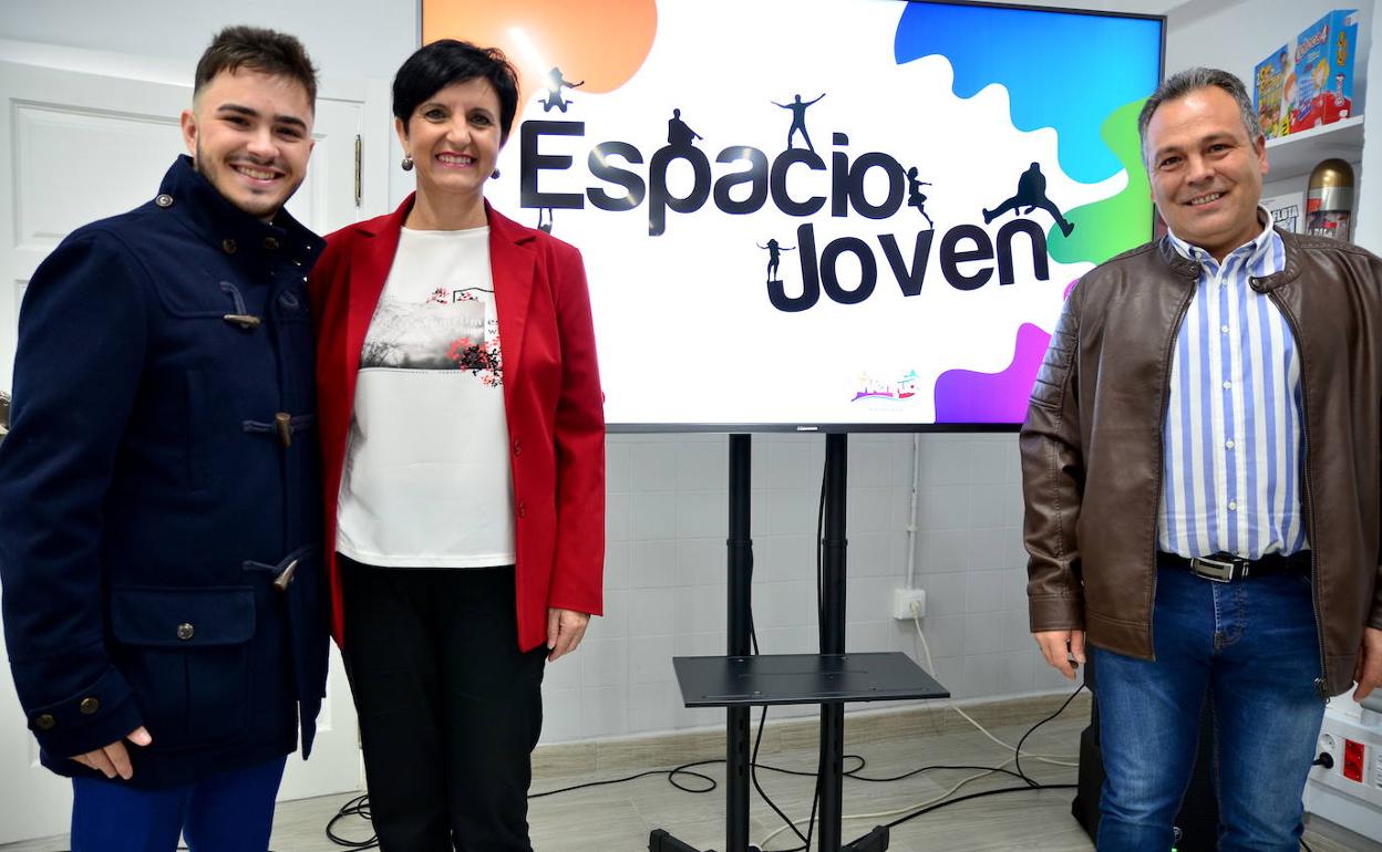 Adrián Molina, Mercedes Garzón y Mariano Molina, en la inauguración del Espacio Joven de Huétor Vega.