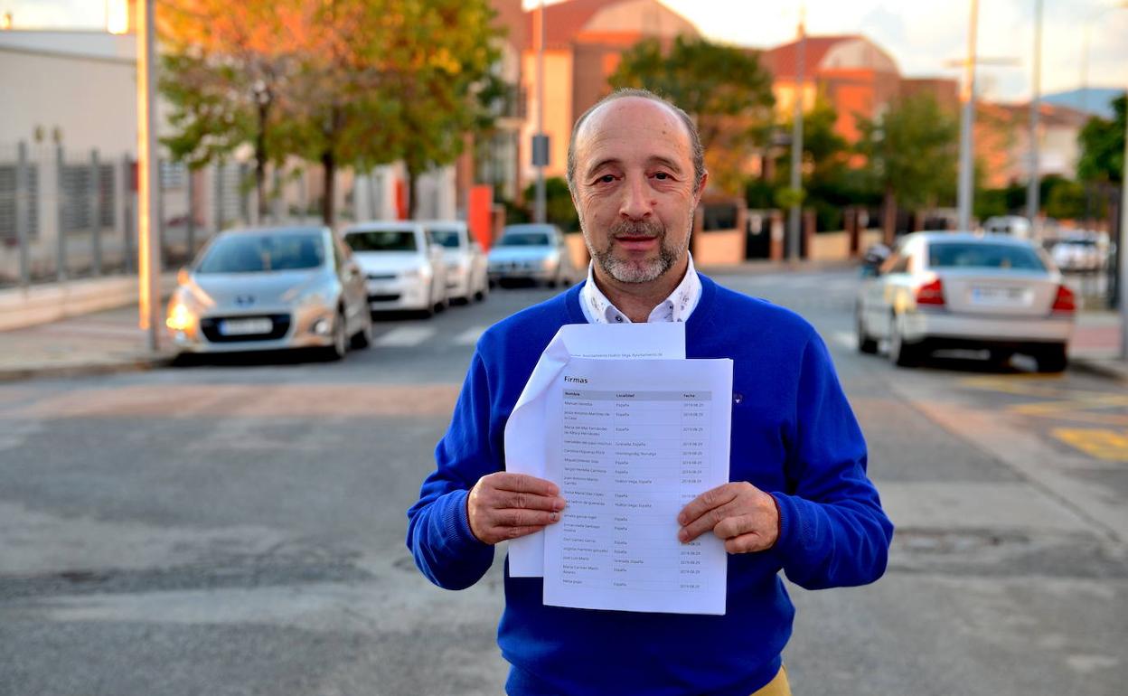Manuel, con las firmas y comentarios de la vecindad, en la avenida La Libertad.