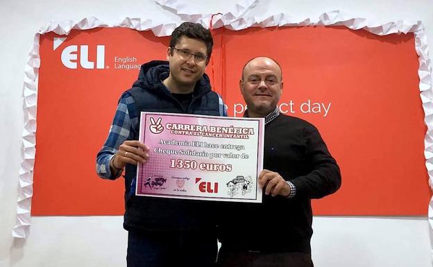 Entrega del cheque solidario a la asociación Capitán Antonio tras la carrera de octubre.