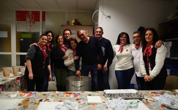 La Comisión de Fiestas de Huétor Vega prepara la 'merienda'.