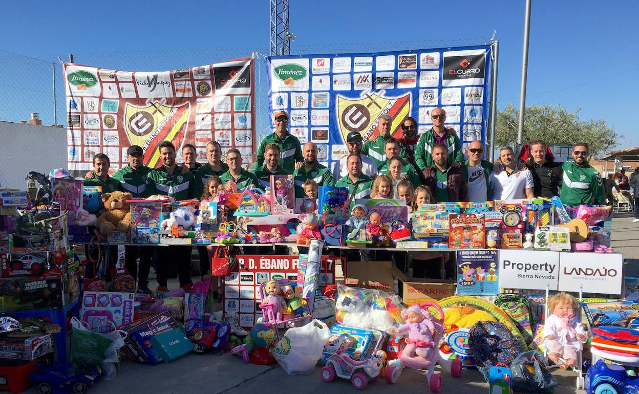 Los jugadores del Ébano F-7, con los juguetes hoy en Las Viñas.