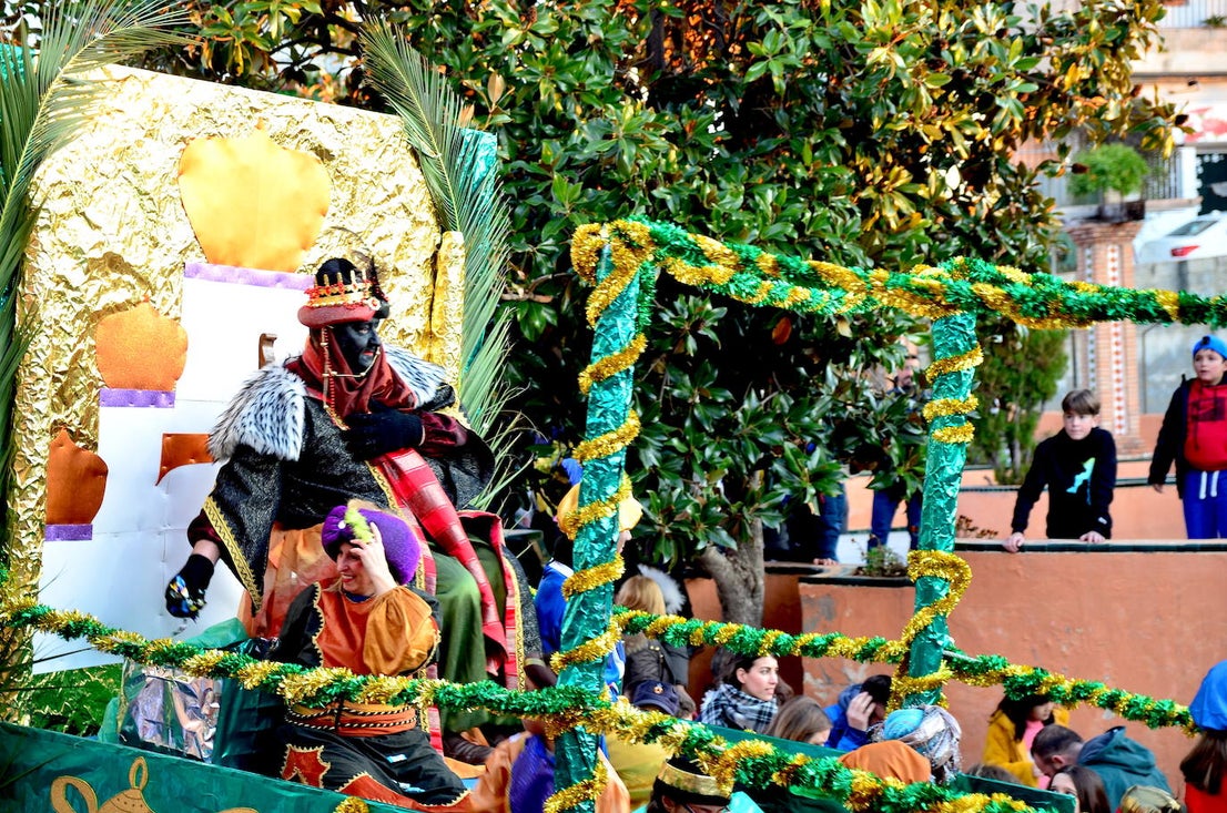 Fotos: Reyes Magos y personajes fantásticos en Huétor Vega