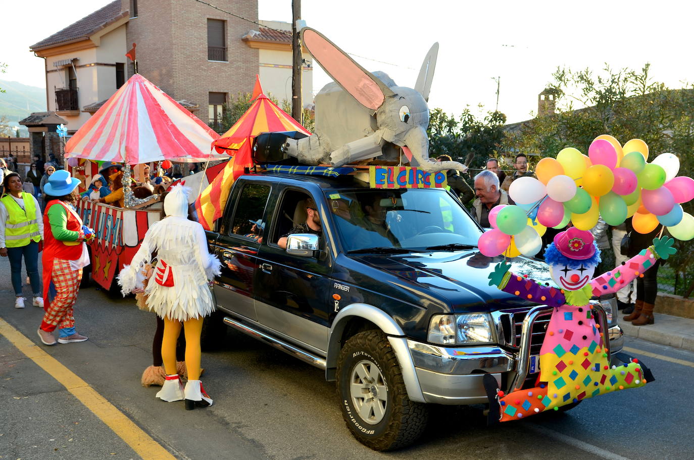 Fotos: Reyes Magos y personajes fantásticos en Huétor Vega