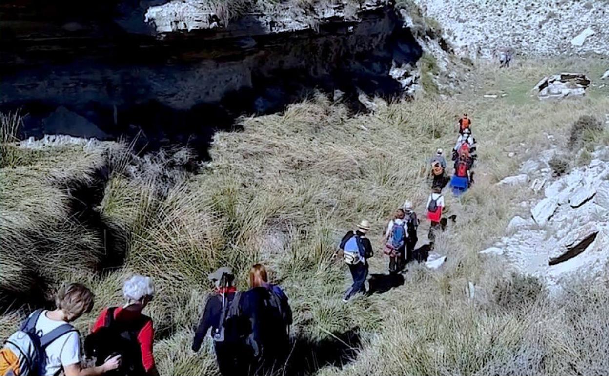 Medio centenar de senderistas de la Mancomunidad Río Monachil descubren los vestigios de Galera