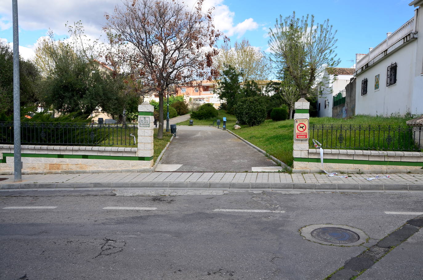 Fotos: Los parques de Huétor Vega, cerrados por la pandemia