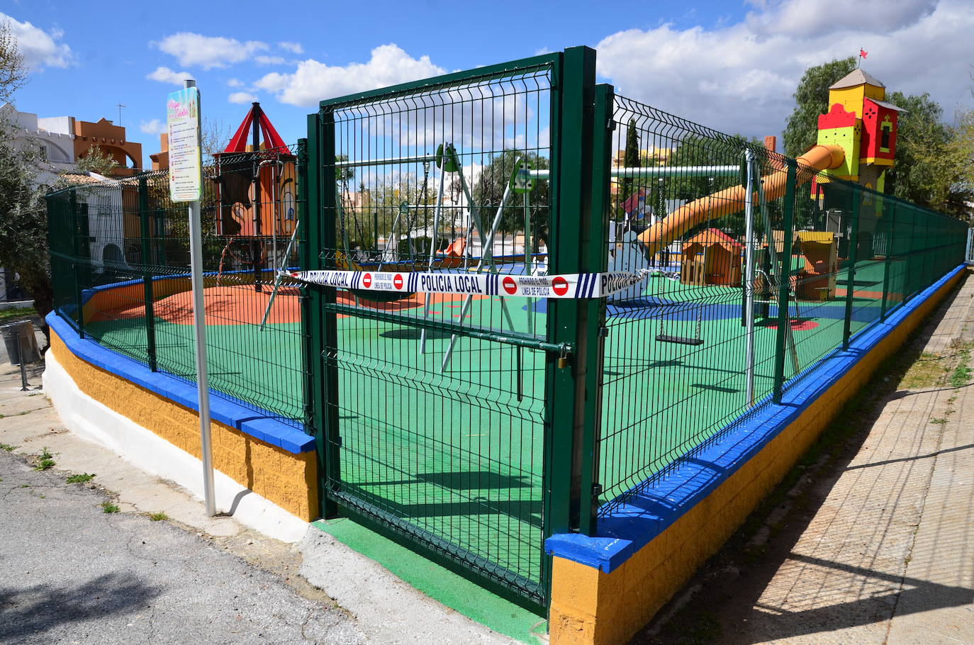 Fotos: Los parques de Huétor Vega, cerrados por la pandemia