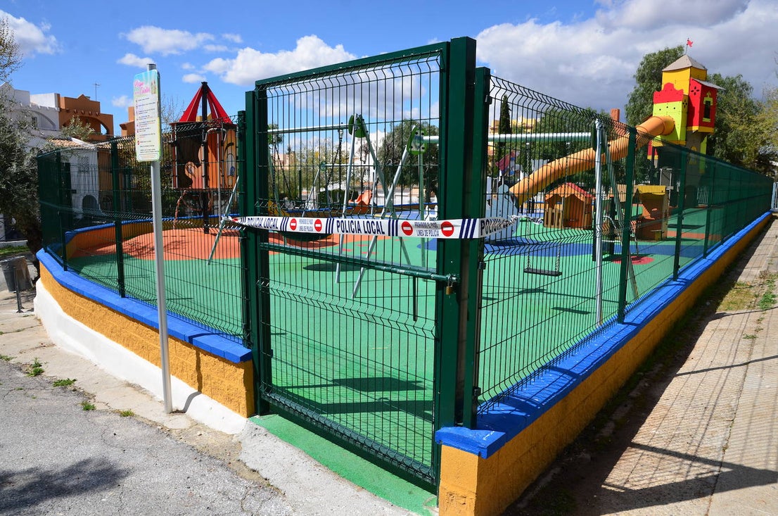 Fotos: Los parques de Huétor Vega, cerrados por la pandemia