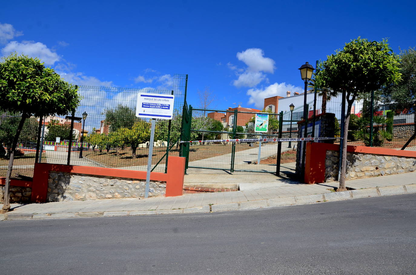 Fotos: Los parques de Huétor Vega, cerrados por la pandemia