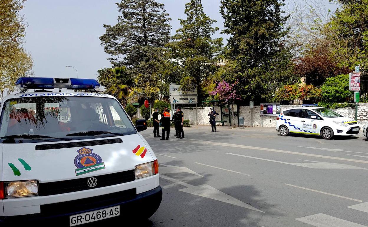 Control policial en el acceso por la avenida de Andalucía.