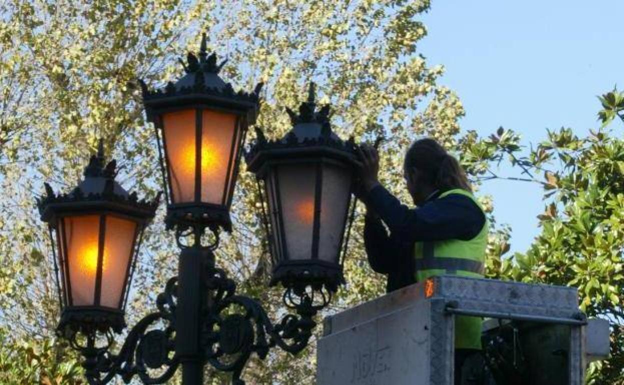 Un colectivo ecologista propone que Huétor Vega y Granada reduzcan el alumbrado público estos días