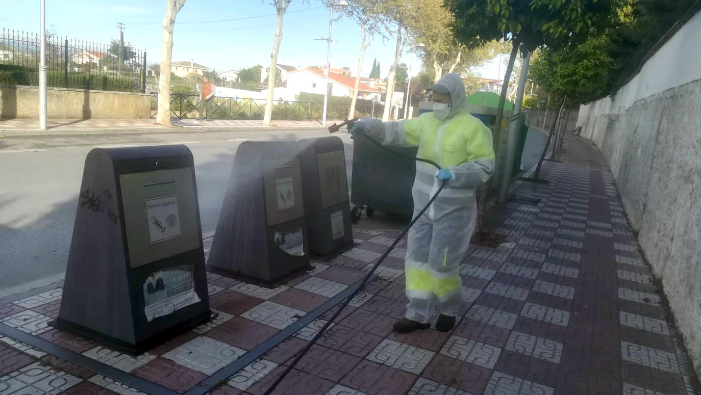 Desinfección de calles y contenedores en Huétor Vega.