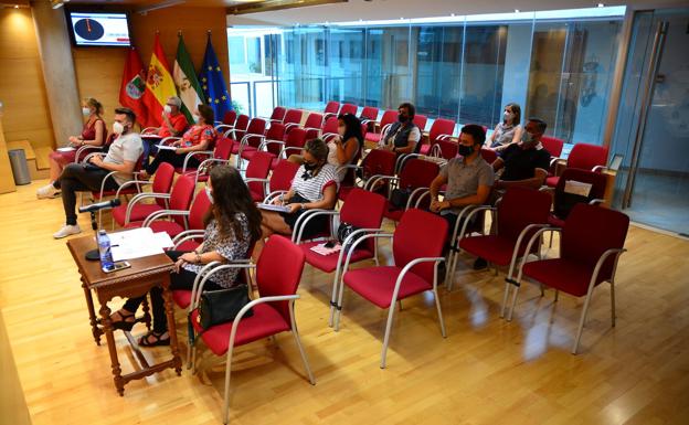 Los ediles no portavoces, manteniendo distancia en las butacas del salón plenario.