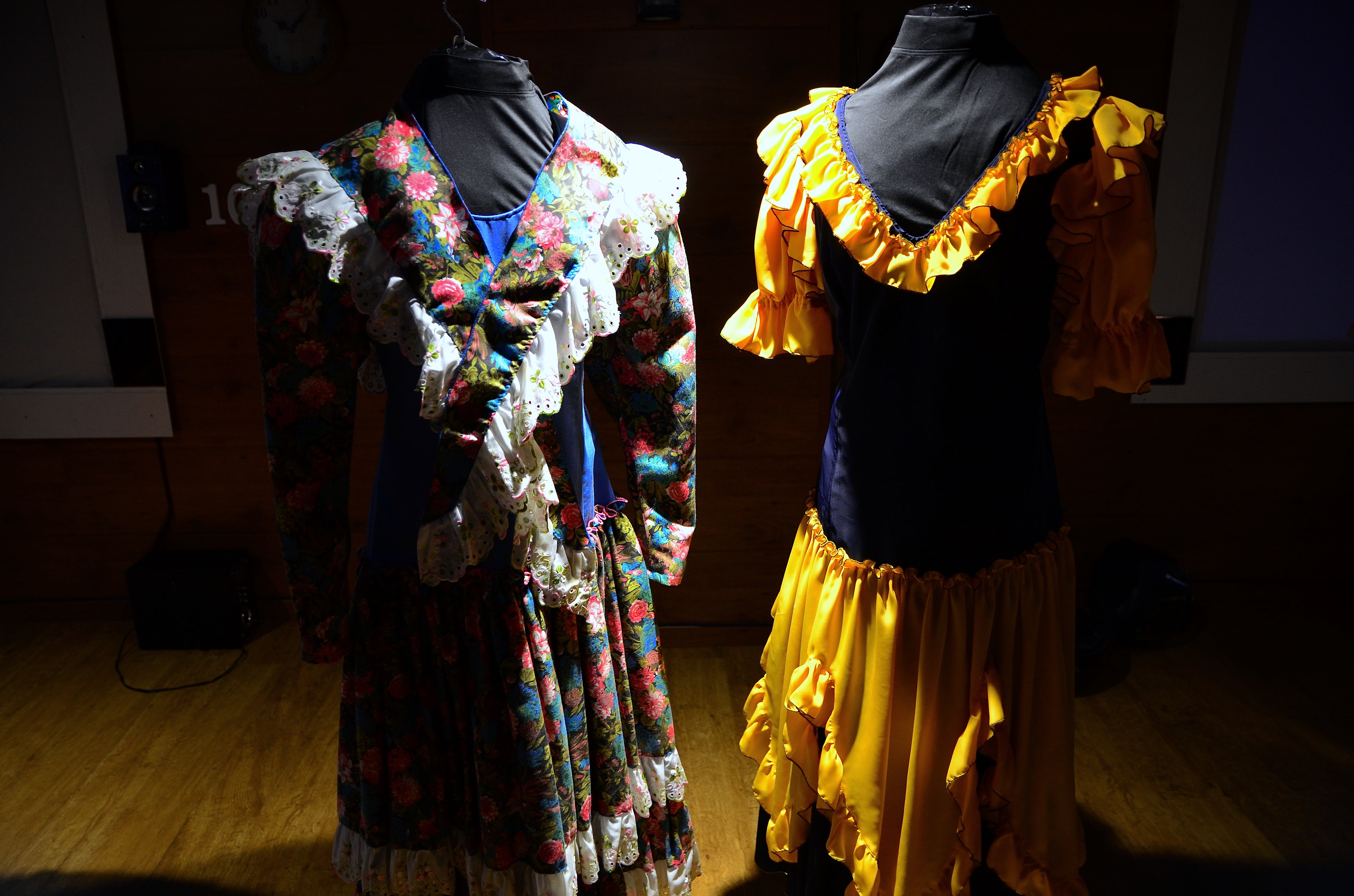 Fotos: Exposición sobre la historia del traje de baile, en Huétor