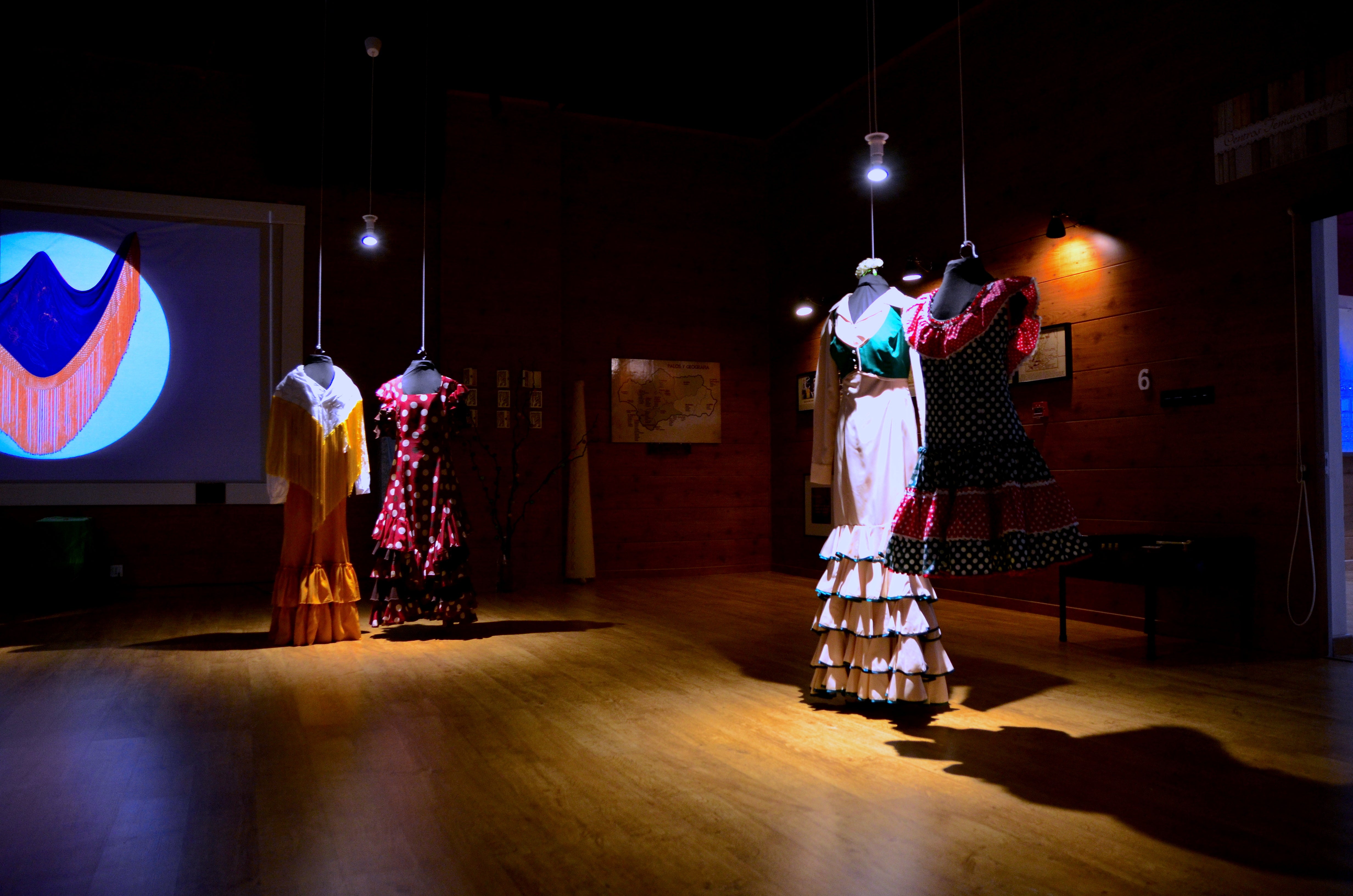 Fotos: Exposición sobre la historia del traje de baile, en Huétor