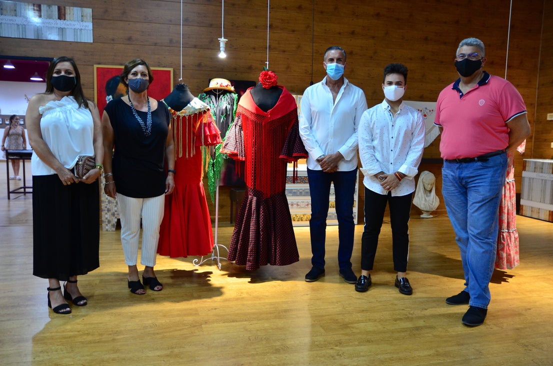 Fotos: Exposición sobre la historia del traje de baile, en Huétor
