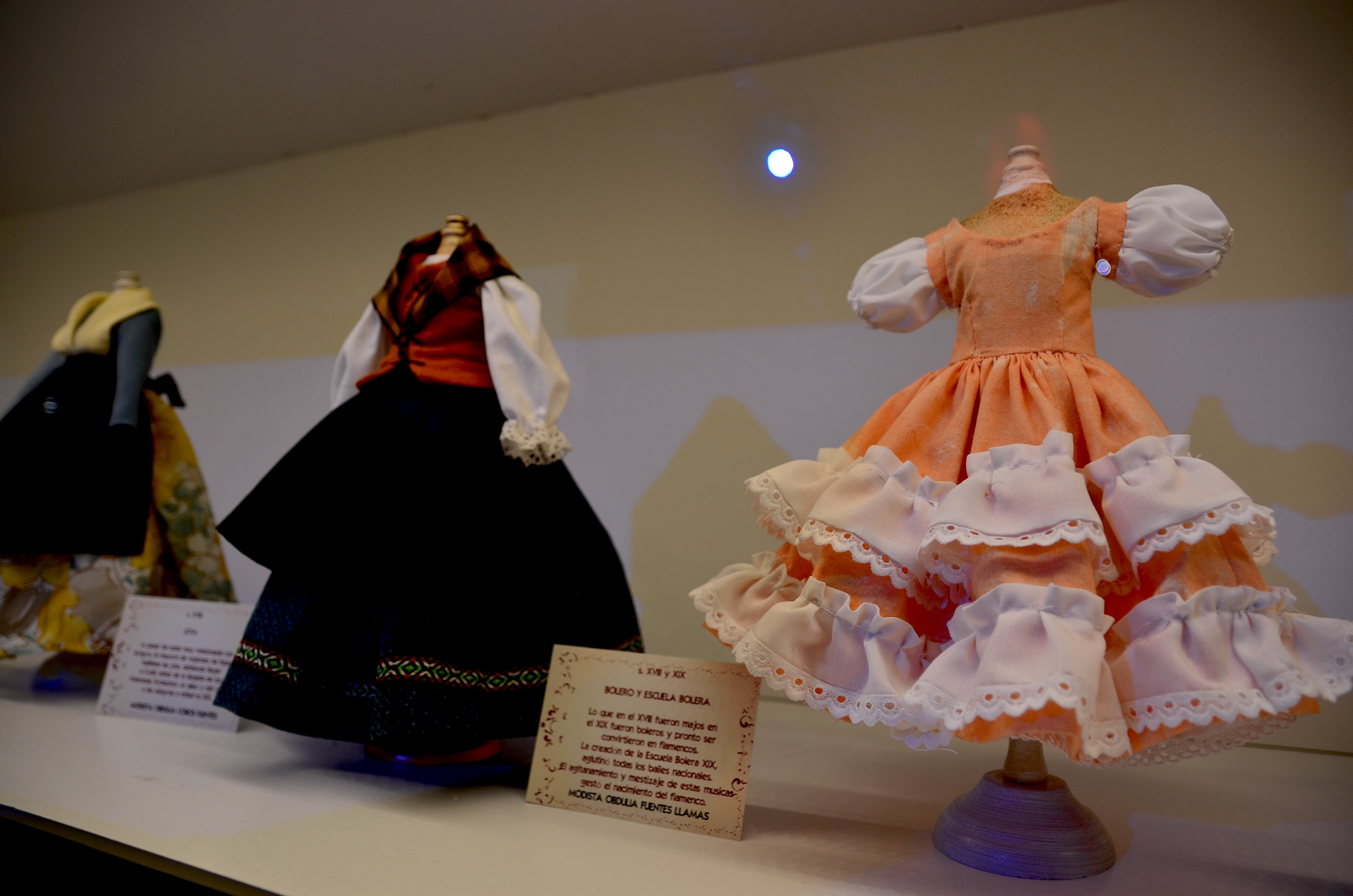 Fotos: Exposición sobre la historia del traje de baile, en Huétor