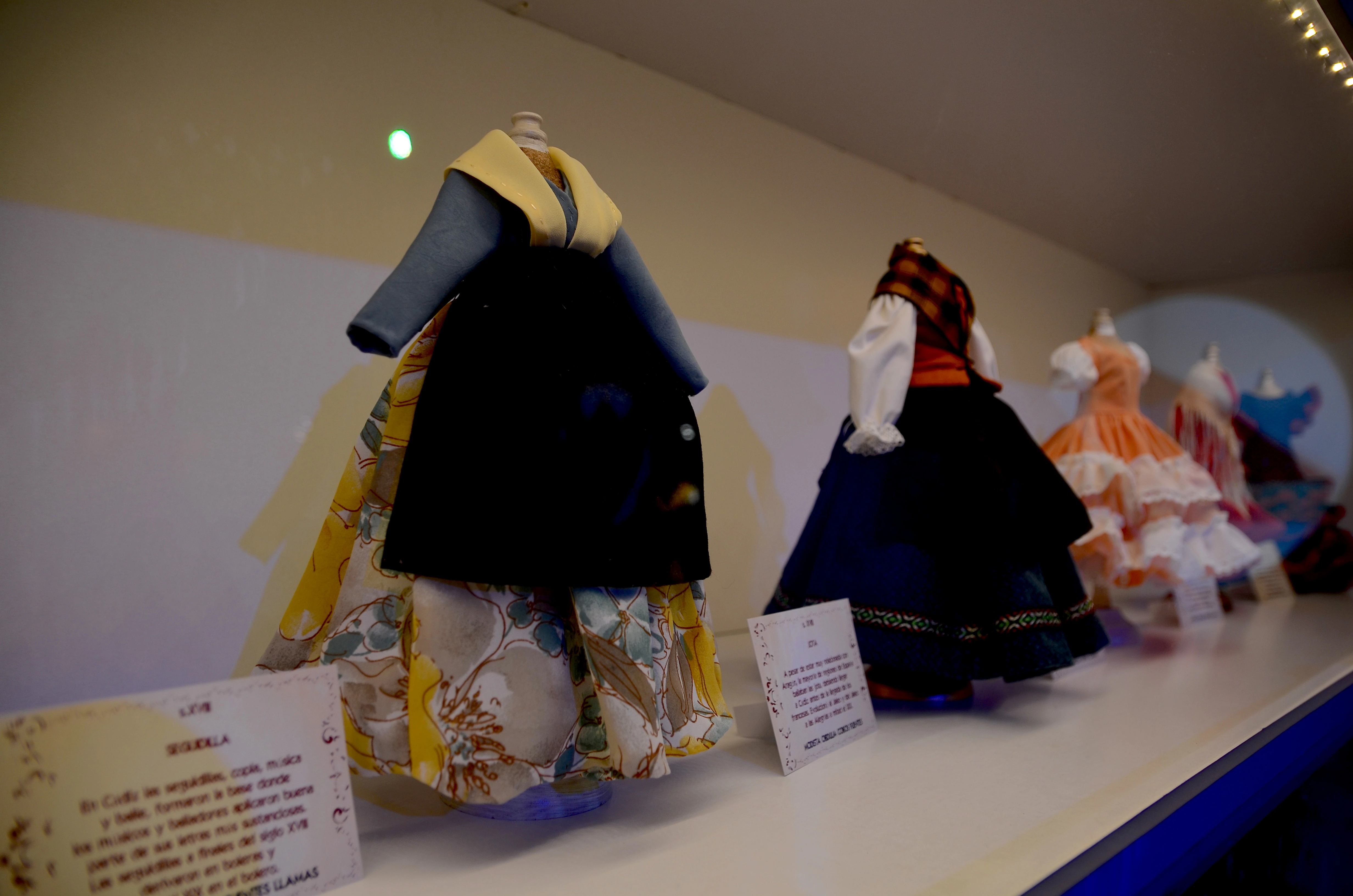 Fotos: Exposición sobre la historia del traje de baile, en Huétor