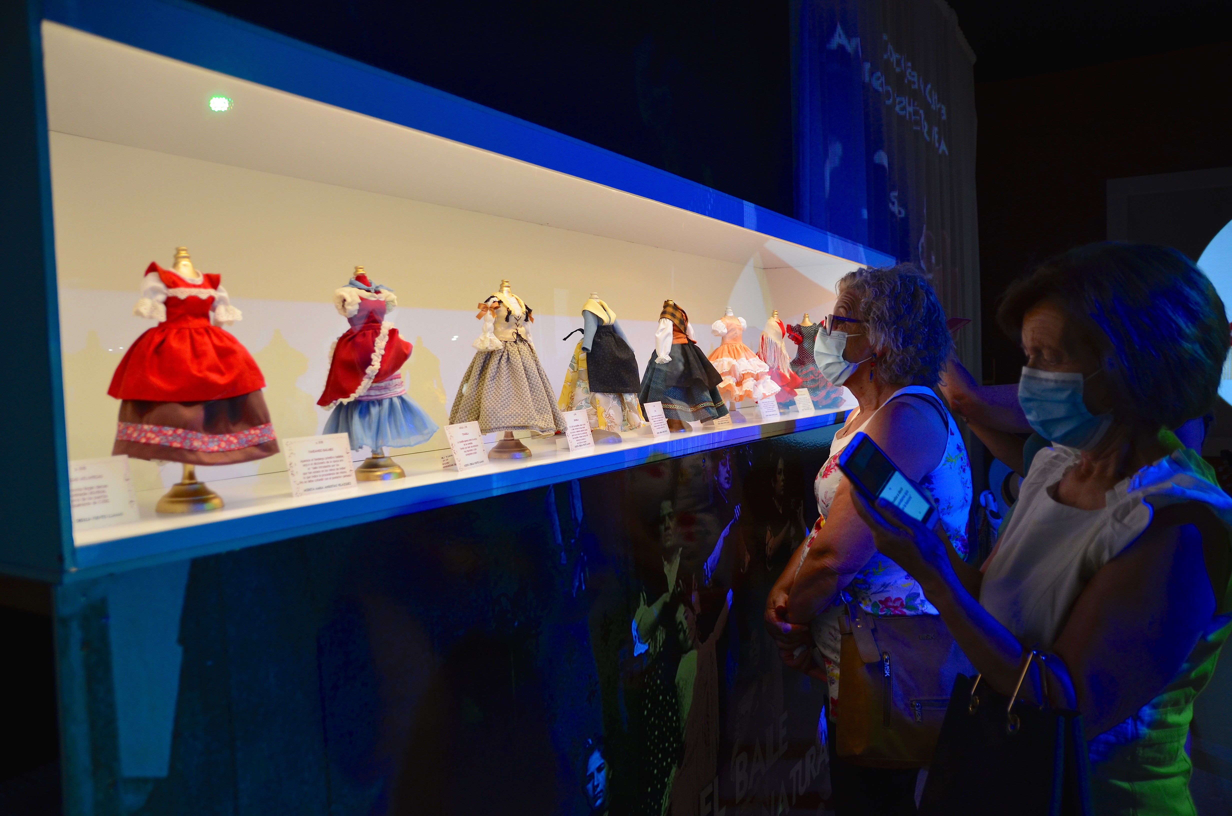 Fotos: Exposición sobre la historia del traje de baile, en Huétor