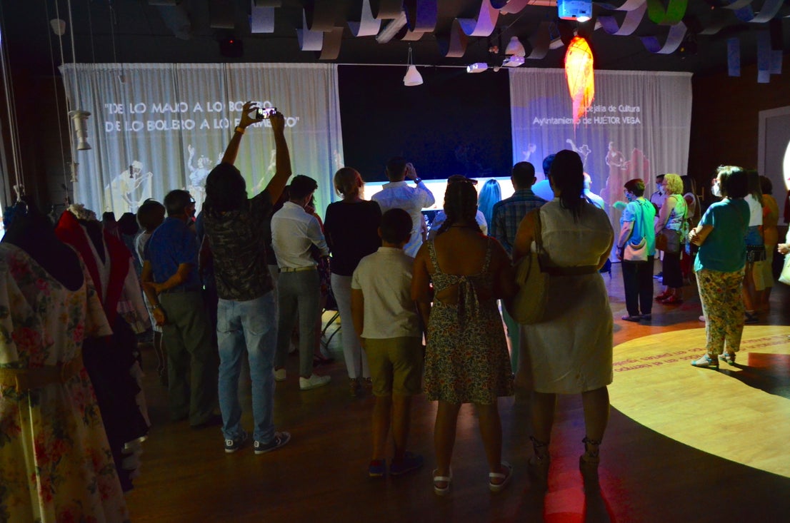 Fotos: Exposición sobre la historia del traje de baile, en Huétor