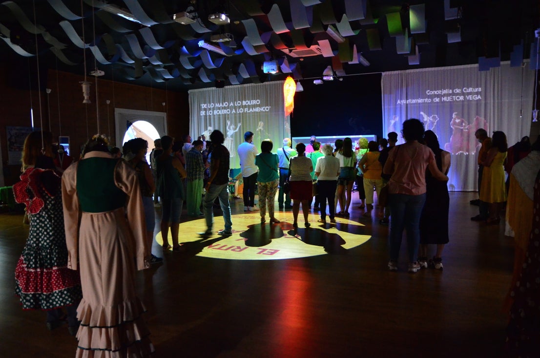 Fotos: Exposición sobre la historia del traje de baile, en Huétor