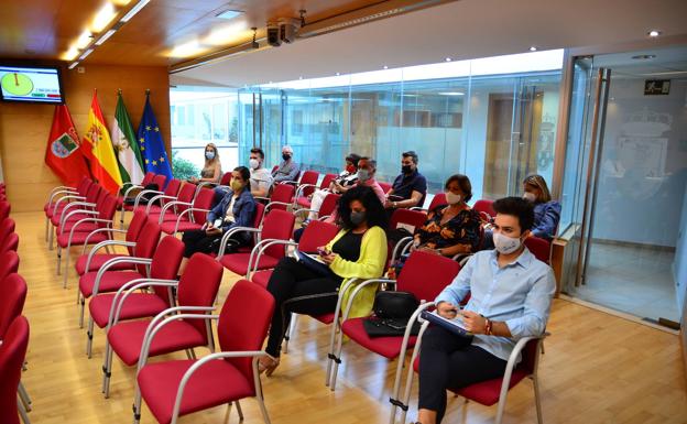 Ediles de los grupos de PP y PSOE, en las butacas del salón plenario. 