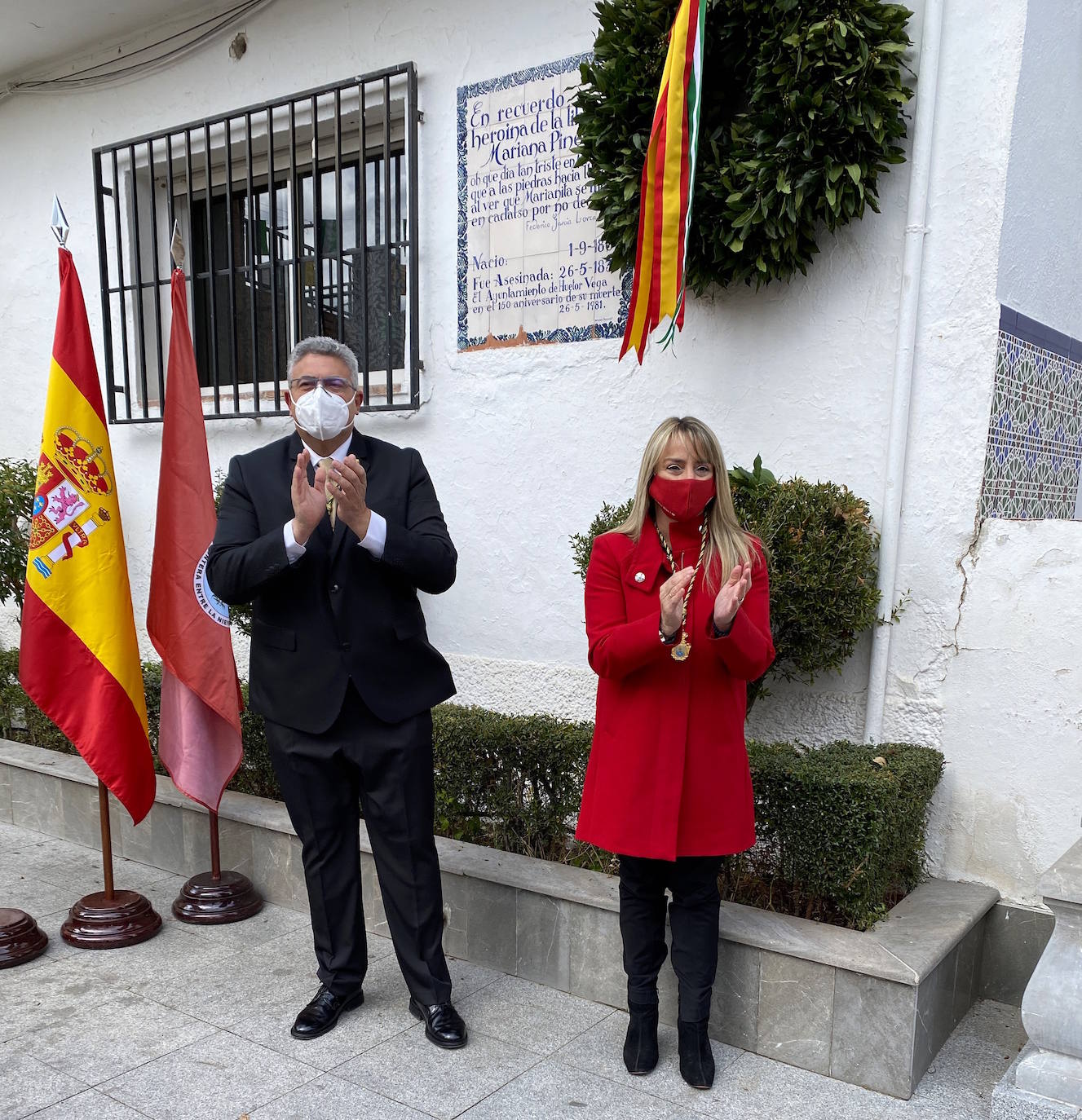 José Manuel Prieto y Carolina Higueras colocan una corona de flores en la plaza de la Constitución.