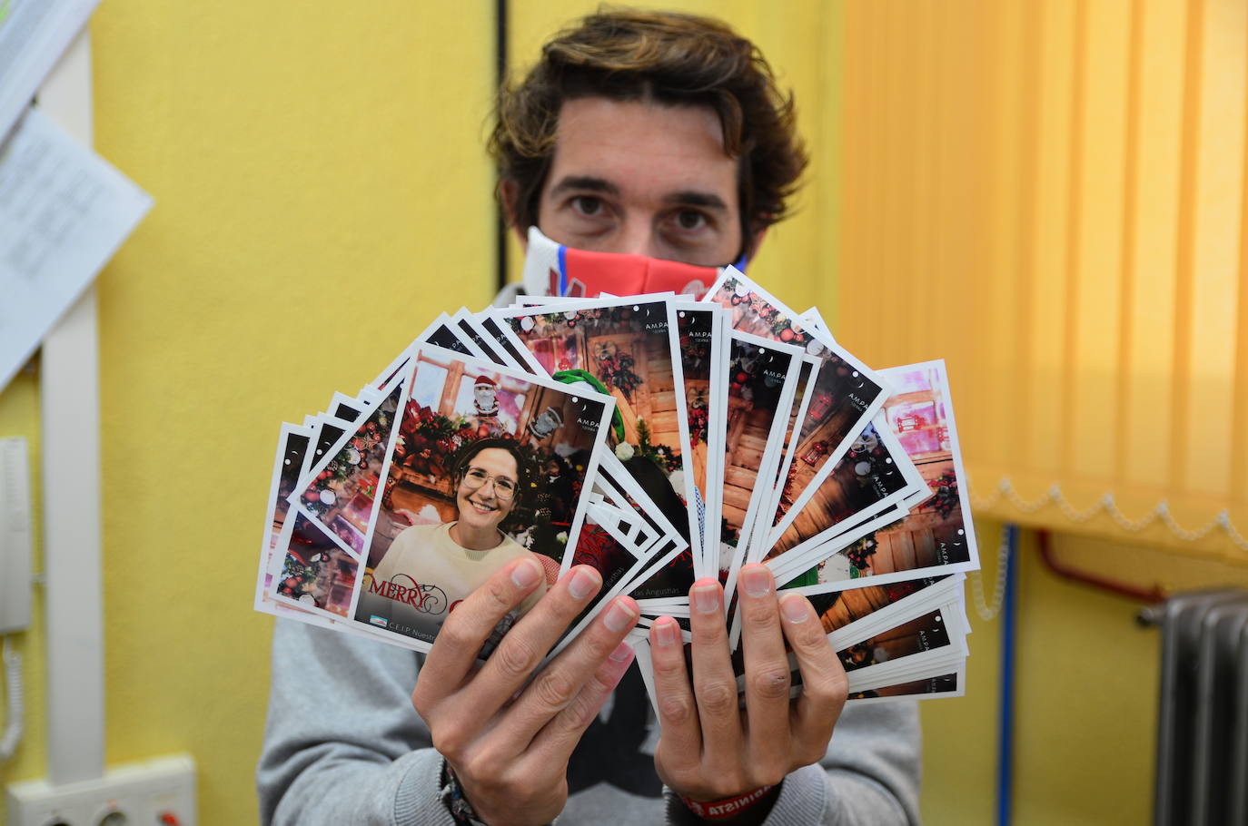 El director del colegio muestra las fotos navideñas de este año.