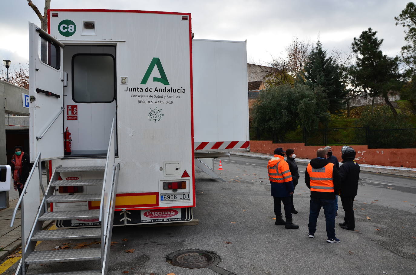 Fotos: La Junta de Andalucía instala la unidad móvil para el cribado en Huétor Vega