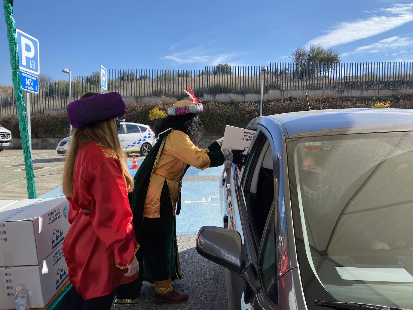 La visita más atípica de los Reyes Magos en Huétor Vega.