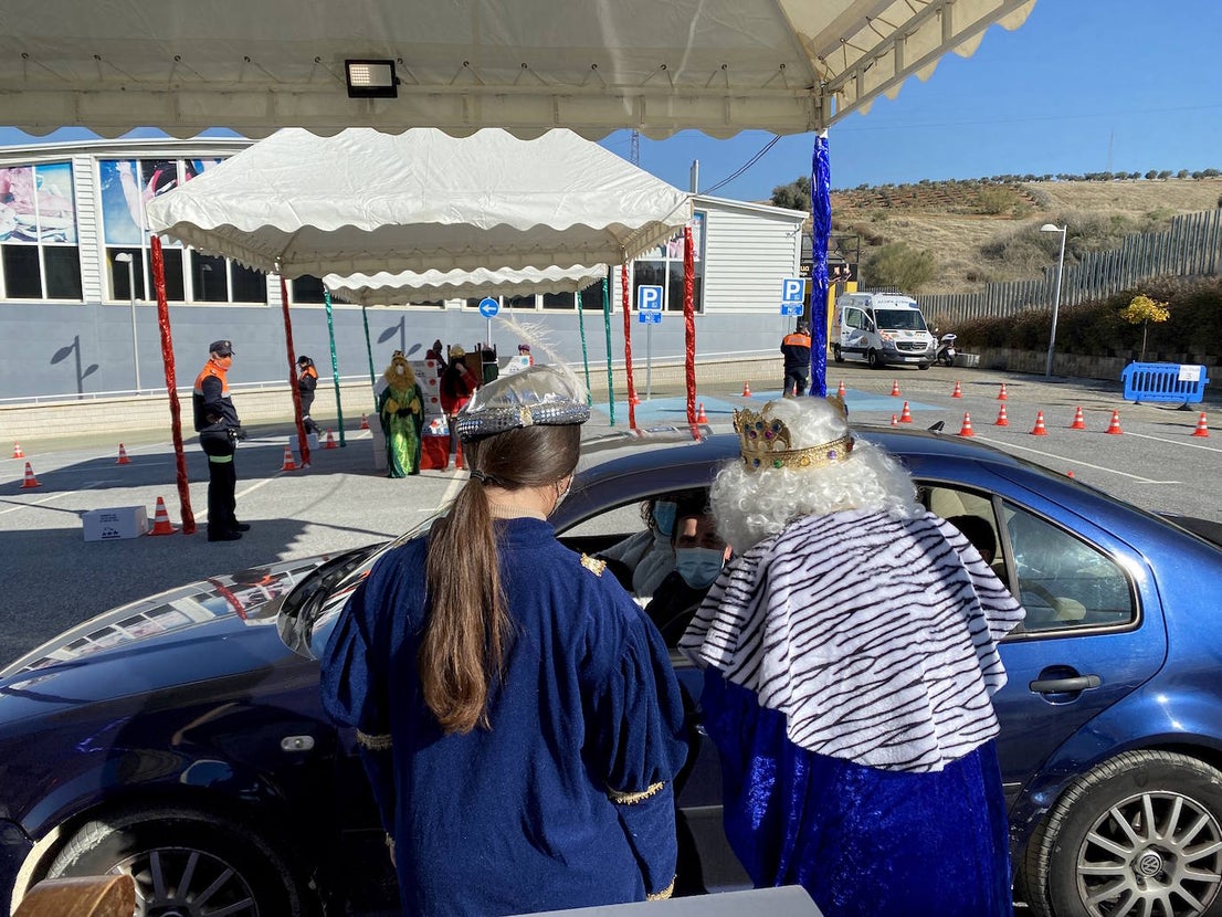 La visita más atípica de los Reyes Magos en Huétor Vega.